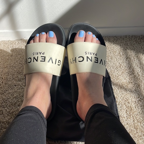 Authentic Givenchy black and white pool slides - Picture 3 of 15